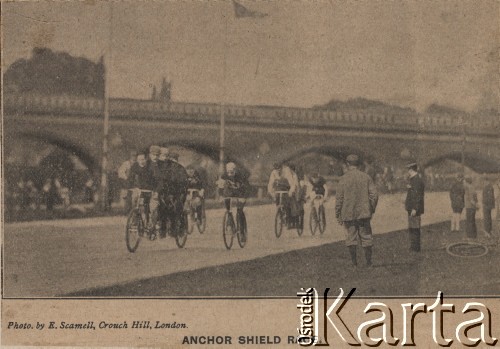 Przełom XIX i XX wieku, Londyn, Anglia.
Uczestnicy wyścigu na welodromie w Herne Hill.
Fot. E. Scamell, zbiory Ośrodka Karta, udostępniło Warszawskie Towarzystwo Cyklistów (WTC).