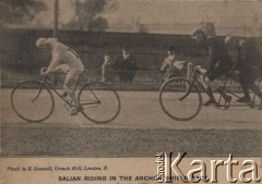Przełom XIX i XX wieku, Londyn, Anglia.
Uczestnicy wyścigu na welodromie w Herne Hill. Pierwszy, w białym stroju Balian. 
Fot. E. Scamell, zbiory Ośrodka Karta, udostępniło Warszawskie Towarzystwo Cyklistów (WTC).