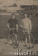 Początek XX wieku, brak miejsca.
Lucien Lesna i Josef Fischer przed wyścigiem na torze kolarskim. 
Fot. NN, zbiory Ośrodka Karta, udostępniło Warszawskie Towarzystwo Cyklistów (WTC).