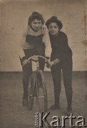 Początek XX wieku, Paryż, Francja.
Cyklistki: M. Dedaele i A. Reillo.
Fot. NN, zbiory Ośrodka Karta, udostępniło Warszawskie Towarzystwo Cyklistów (WTC).