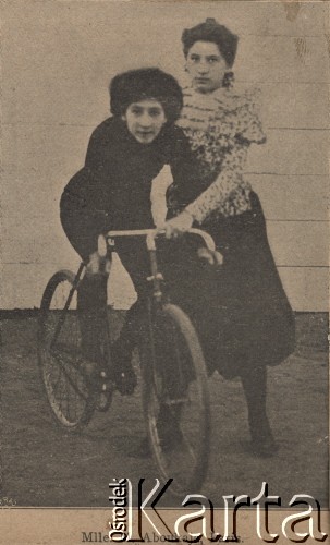 Początek XX wieku, Paryż, Francja.
Cyklistka Aboukaja i NN.
Fot. NN, zbiory Ośrodka Karta, udostępniło Warszawskie Towarzystwo Cyklistów (WTC).