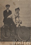 Początek XX wieku, Paryż, Francja.
Cyklistka L. Marcelle i mężczyzna.
Fot. NN, zbiory Ośrodka Karta, udostępniło Warszawskie Towarzystwo Cyklistów (WTC).