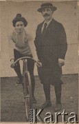 Początek XX wieku, Paryż, Francja.
Cyklistka J. Eiram i mężczyzna.
Fot. NN, zbiory Ośrodka Karta, udostępniło Warszawskie Towarzystwo Cyklistów (WTC).