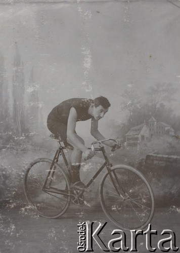 Początek XX wieku, Odessa, Rosja.
Cyklista Kisieli.
Fot. NN, zbiory Ośrodka Karta, udostępniło Warszawskie Towarzystwo Cyklistów (WTC).