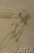 Początek XX wieku, brak miejsca.
Butyłkin w czasie wyścigu.
Fot. NN, zbiory Ośrodka Karta, udostępniło Warszawskie Towarzystwo Cyklistów (WTC).