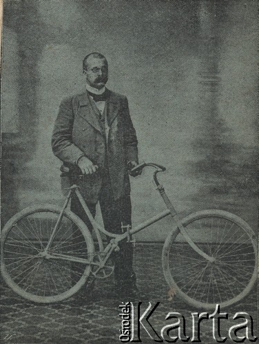 Koniec XIX wieku
Portret kapitana Mikołaja Mollera ze składanym rowerem swojej konstrukcji.
Fot. NN, zbiory Ośrodka Karta, udostępniło Warszawskie Towarzystwo Cyklistów (WTC).
