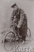 Przełom XIX i XX wieku, brak miejsca.
Portret Butyłkina na rowerze.
Fot. NN, zbiory Ośrodka Karta, udostępniło Warszawskie Towarzystwo Cyklistów (WTC).