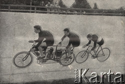 Początek XX wieku, brak miejsca.
Wyścig na torze kolarskim, biorą w nim udział: dwaj zawodnicy na motocyklu i kolarz.
Fot. NN, zbiory Ośrodka Karta, udostępniło Warszawskie Towarzystwo Cyklistów (WTC).