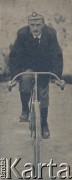 Początek XX wieku, brak miejsca.
I.N. Szaljajew na rowerze.
Fot. NN, zbiory Ośrodka Karta, udostępniło Warszawskie Towarzystwo Cyklistów (WTC).