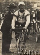 Lata 20-te lub lata 30-te, brak miejsca.
Tadeusz Bartodziejski - wicemistrz w kolarstwie torowym w 1925 roku.
Fot. NN, Warszawskie Towarzystwo Cyklistów, zbiory Ośrodka KARTA