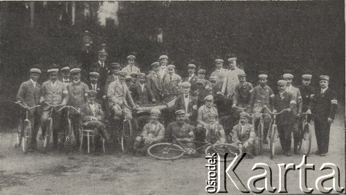 1920, Warszawa, Polska.
Drużyna kurierów Warszawskiego Towarzystwa Cyklistów, która brała udział w wojnie polsko-bolszewickiej. 
Fot. NN, 