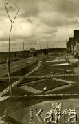 1940, Comisani, Rumunia.
Obóz internowania żołnierzy Wojska Polskiego, ogródki przed barakami, na pierwszym planie mozaikowy napis: 