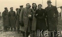 1940, Comisani, Rumunia.
Obóz dla internowanych żołnierzy Wojska Polskiego. Od prawej dyrektor YMCA Tadeusz Świerczyński w towarzystwie 