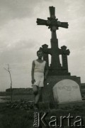 1940, Comisani, Rumunia.
Obóz internowania dla żołnierzy Wojska Polskiego, krzyż ofiarowany przez żołnierzy i ustawiony na środku obozu. Napis na krzyżu: 