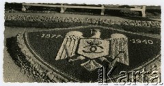 1940, Comisani, Rumunia.
Obóz internowania żołnierzy Wojska Polskiego, mozaika przed barakiem nr 8 - herb króla Rumunii Karola (orzeł z tarczą herbową na piersi, na tarczy litery CC, nad którymi widnieje korona, orzeł w szponach trzyma berło i miecz) oraz daty 