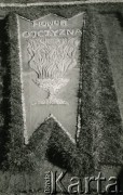 1940, Comisani, Rumunia.
Obóz internowania dla żołnierzy Wojska Polskiego, mozaika przed barakiem - płonący znicz z hasłem 