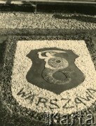 1940, Comisani, Rumunia.
Obóz internowania dla żołnierzy Wojska Polskiego, mozaika przed barakiem - herb Warszawy - Syrenka i napis 