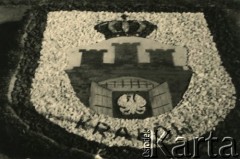1940, Comisani, Rumunia.
Obóz internowania dla żołnierzy Wojska Polskiego, mozaika przed barakiem - herb Krakowa i napis 