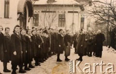 Luty 1940, Ploesti, Rumunia.
Uczniowie i nauczyciele pod Szkołą Polską w Ploesti.
Fot. NN, zbiory Ośrodka KARTA, udostępniła Aleksandra Kujawska.