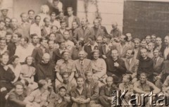 Czerwiec 1944, Rzym, Włochy
Grupa osób przed budynkiem - żołnierze Armii Andersa i cywile.
Fot. NN, zbiory Ośrodka KARTA, Aleksandra Kujawska
