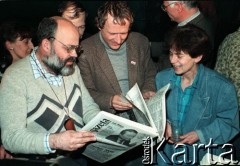 Maj 1989, Warszawa, Polska.
Dom Słowa Polskiego, Ernest Skalski, Adam Michnik i Helena Łuczywo (od lewej) oglądają pierwszy numer 