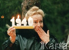 31.08.1989, Katyń, Rosja.
Spotkanie rodzin katyńskich. Kobieta trzyma święcę z datą: 1940.
Fot. Wojciech Druszcz, zbiory Ośrodka KARTA