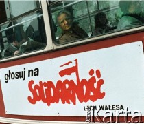 1989, Warszawa, Polska.
Kampania wyborcza przed wyborami parlamentarnymi. Plakat namawiający do głosowanie na 