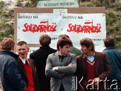 1989, Warszawa, Polska.
Kampania wyborcza przed wyborami parlamentarnymi. Grupa osób przy tablicy, na której wiszą plakaty zachęcające do głosowania na 