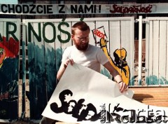 1989, Warszawa, Polska.
Kampania wyborcza przed wyborami parlamentarnymi. Mężczyzna trzyma plakat z napisem 
