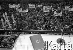 1989, Warszawa, Polska.
Msza św. za Ojczyznę przed kościołem św. Stanisława Kostki.
Fot. Wojciech Druszcz, zbiory Ośrodka KARTA