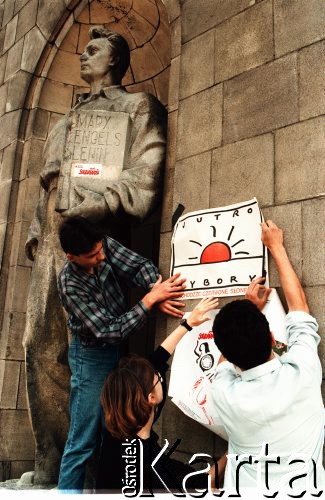 Wiosna 1990, Warszawa, Polska.
Kampania wyborcza przed wyborami samorządowymi w dniu 27 maja 1990 roku. Młodzi ludzie wieszają plakat z hasłem: 