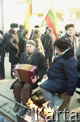 Styczeń 1991, Wilno, Litwa.
Miasto w okresie interwencji wojsk radzieckich. Tłum zgromadzony przed parlamentem. Na pierwszym planie dwóch mężczyzn grzejących się przy ogniu. 
Fot. Wojciech Druszcz, zbiory Ośrodka KARTA