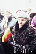 Prawdopodobnie styczeń 1991, Wilno, Litwa. 
Kobieta z flagą Litwy podczas manifestacji.
Fot. Wojciech Druszcz, zbiory Ośrodka KARTA