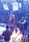 Styczeń 1991, Wilno, Litwa.
Miasto w okresie interwencji wojsk radzieckich. Ludzie zgromadzeni za barykadami chroniącymi parlament, w celu ogrzania palą przed gmachem ogniska.
Fot. Wojciech Druszcz, zbiory Ośrodka KARTA