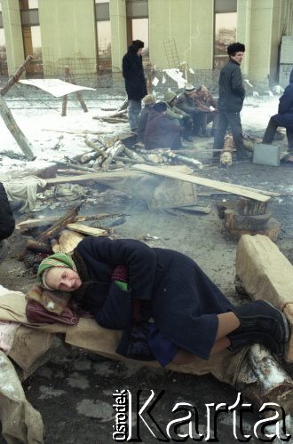 Styczeń 1991, Wilno, Litwa.
Kobieta śpiąca przed gmachem parlamentu.
Fot. Wojciech Druszcz, zbiory Ośrodka KARTA
