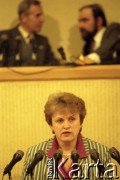 1989-1990, Wilno, Litwa.
Parlament, przy mównicy Kazimiera Danute Prunskiene, działaczka Litewskiego Ruchu na Rzecz Przebudowy (Sąjudis), premier Litwy od 17 marca 1990 do 10 stycznia 1991 roku.
Fot. Wojciech Druszcz, zbiory Ośrodka KARTA