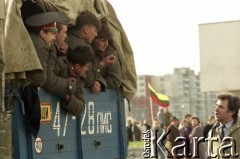 1990, Wilno, Litwa.
Żołnierze radzieccy w samochodzie ciężarowym, w głębi mieszkańcy miasta z flagą Litwy.
Fot. Wojciech Druszcz, zbiory Ośrodka KARTA