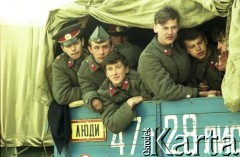 1990, Wilno, Litwa.
Żołnierze radzieccy w samochodzie ciężarowym.
Fot. Wojciech Druszcz, zbiory Ośrodka KARTA