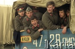 1990, Wilno, Litwa.
Żołnierze radzieccy w samochodzie ciężarowym.
Fot. Wojciech Druszcz, zbiory Ośrodka KARTA