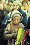 Styczeń 1991, Wilno, Litwa.
Miasto po interwencji wojsk radzieckich. Tłum mieszkańców zgromadzony w centrum miasta, na pierwszym planie dziewczynka z flagą Litwy. 
Fot. Wojciech Druszcz, zbiory Ośrodka KARTA