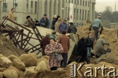 Wiosna 1991, Wilno, Litwa.
Prawdopodobnie zniszczone umocnienia w centrum miasta.
Fot. Wojciech Druszcz, zbiory Ośrodka KARTA