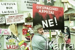 Styczeń 1991, Wilno, Litwa.
Mężczyzna z transparentem przed umocnieniami otaczającymi parlament.
Fot. Wojciech Druszcz, zbiory Ośrodka KARTA