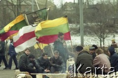1991, Wilno, Litwa.
Miasto po interwencji wojsk radzieckich. Mężczyźni siedzący przy ognisku.
Fot. Wojciech Druszcz, zbiory Ośrodka KARTA