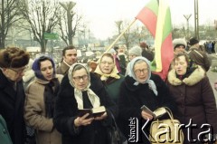 1991, Wilno, Litwa.
Miasto po interwencji wojsk radzieckich. Kobiety modlące się w centrum miasta.
Fot. Wojciech Druszcz, zbiory Ośrodka KARTA