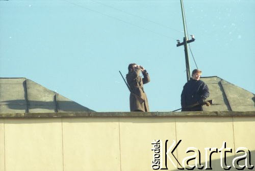 Wiosna 1991, Wilno, Litwa.
Mężczyźni z karabinami na dachu.
Fot. Wojciech Druszcz, zbiory Ośrodka KARTA