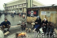 Styczeń 1991, Wilno, Litwa.
Grupa osób grzejących się przy ogniu pod drewnianą budką na placu koło parlamentu.
Fot. Wojciech Druszcz, zbiory Ośrodka KARTA