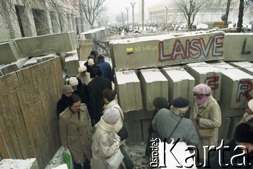 Styczeń 1991, Wilno, Litwa.
Ludzie przechodzą przed między barykadami w okolic parlamentu.
Fot. Wojciech Druszcz, zbiory Ośrodka KARTA
