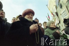 Styczeń 1991, Wilno, Litwa.
Tłum zgromadzony przed gmachem parlamentu, kobiety odmawiają różaniec.
Fot. Wojciech Druszcz, zbiory Ośrodka KARTA