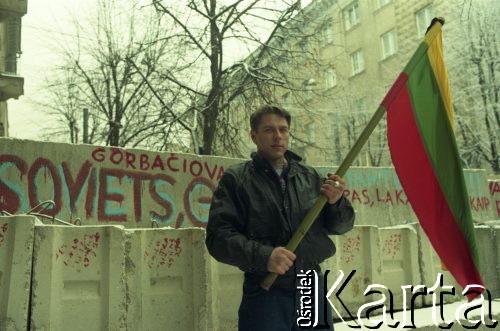 Styczeń 1991, Wilno, Litwa.
Mężczyzna z flagą Litwy przy barykadach.
Fot. Wojciech Druszcz, zbiory Ośrodka KARTA