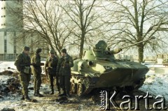 Styczeń 1991, Wilno, Litwa.
Sowieccy żołnierze przy czołgu, w głębi wieża telewizyjna.
Fot. Wojciech Druszcz, zbiory Ośrodka KARTA